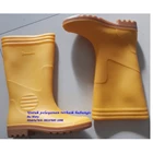 A PAIR OF RUBBER SAFETY BOOTS - 1